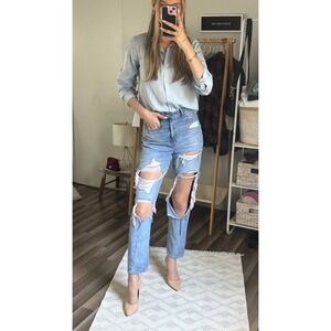 0192. American Eagle Distressed Ripped Jeans Light Wash High Rise Mom Jeans